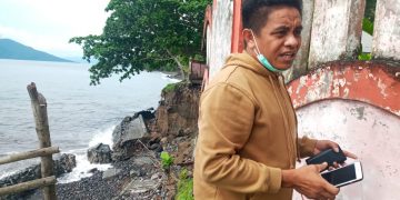 Anggota DPRD Provinsi Malut Ruslan Kubais saat meninjau lokasi SDN 29 Sabale Makian Barat terancam ambruk