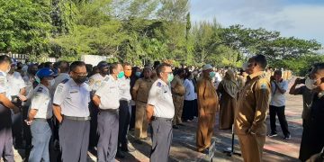 Bupati H. Usman Sidik saat memantau ASN pada apel gabungan di kantor bupati. (foto Ris)