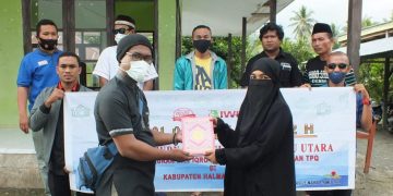Penyerahan Bantuan Al-Qur'an kepada pengurus Pondok Pesantren