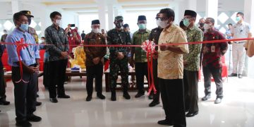 Pengguntingan Pita oleh Bupati Bahrain Kasuba