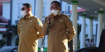 Bupati Halsel,  Usman Sidik saat memimpin apel perdana beberapa waktu lalu.  (foto istimewa)