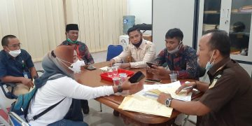 Kasi Datun Kejari Halsel didampingi perwakilan Samsat Halsel saat diwawancarai wartawan