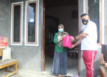 Kapolres Halsel saat memberikan bingkisan Sembako pada Purnawirawan Polri dan Warakawuri. (foto Istimewa)