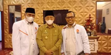 M. Suhfi Majid bersama Gubernur AGK dan Dr. Muhammad Kasuba (Foto : Istimewa)