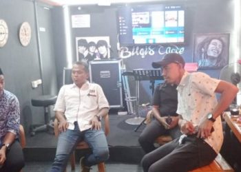 Pelatih Persihalsel Ikram Selang bersama Asisten Manajer Fahrizal