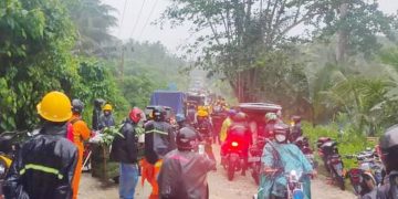 Karyawan Yang Terjebak Banjir di jalan Menuju PT. IWIP  (Foto : Iswanto)