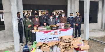 Pemusnahan miras dipimpin Kapolres Halsel. (Foto istimewa)