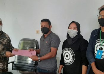 Kepala Kesbangpol Halsel, menerima dokumen kepengurusan KJH