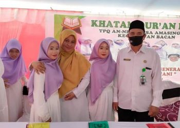 Kamenang Halsel bersama para santri Khatam Al - Qur'an TPQ AN - NISA Amasing Kali
