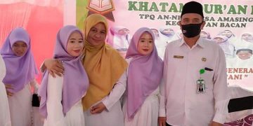 Kamenang Halsel bersama para santri Khatam Al - Qur'an TPQ AN - NISA Amasing Kali