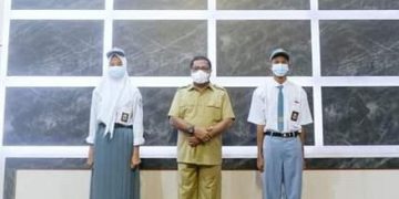 Foto bersama Bupati dengan dua siswa paskibraka