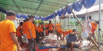 Pemotongan Hewan Qurban di Masjid Alkhaeraat Kampung Makassar Barat Kota Ternate (Foto :Jaretnewscom)
