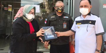 Bupati Halmahera Barat, James Uang Lakukan Penyaluran Bansos secara Simbolis bersama Pemimpin BNI Ternate (Foto: Rahmawati)