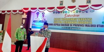 Gubernur Malut KH. Abdul Gani Kasuba, didampingi Bupati H. Usman Sidik saat menyampaikan sambutan