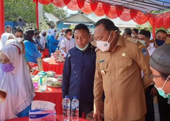 Bupati Halsel H
 Usman Sidik didampingi Wabup Hasan Ali Bassam kasuba saat meninjau stand lomba cipta menu B2SA (Foto: Jaretnews)
