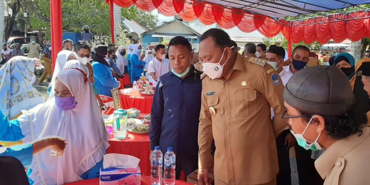Bupati Halsel H
 Usman Sidik didampingi Wabup Hasan Ali Bassam kasuba saat meninjau stand lomba cipta menu B2SA (Foto: Jaretnews)