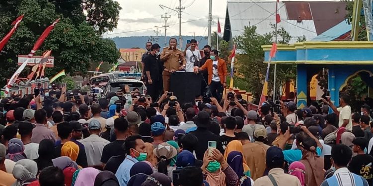 Bupati Usman Sidik saat menyampaikan orasi di hadapan ratusan warga Obi