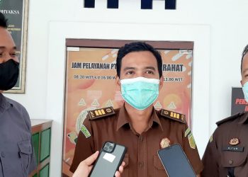 Kasi Pidsus Kejari Halsel didampingi Kasi Intel dan Kasi Pidum