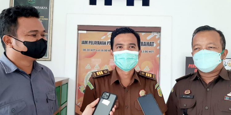 Kasi Pidsus Kejari Halsel didampingi Kasi Intel dan Kasi Pidum
