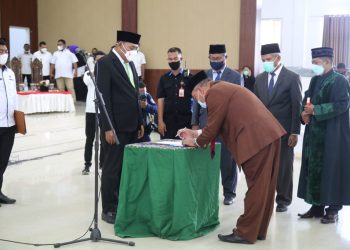 Maslan Hi. Hasan saat dilantik Bupati menjadi Sekda Halsel (c) Jaretnews
