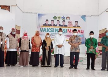 Foto Bersama Walikota Yikep, Kapten Ali Ibrahim pada Vaksinasi Massal di Pondok Pesantren Ome Tidore (Foto : Dok.JaretNews)