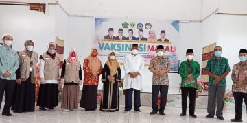 Foto Bersama Walikota Yikep, Kapten Ali Ibrahim pada Vaksinasi Massal di Pondok Pesantren Ome Tidore (Foto : Dok.JaretNews)