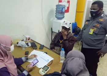 Petugas KKP dan Polsek Bandara Sultan Baabullah saat mengamankan CU yang menggunakan surat vaksinasi palsu (Foto : Istimewa)