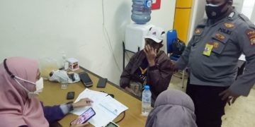 Petugas KKP dan Polsek Bandara Sultan Baabullah saat mengamankan CU yang menggunakan surat vaksinasi palsu (Foto : Istimewa)