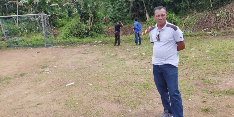 Sekretaris Dinas Kominfo Statistik dan Persandian Halsel, Iskandar Iskandar Alam bersama Tim saat melakukan survei lokasi