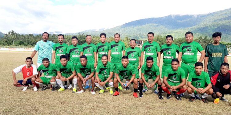 Bupati Usman Sidik pose bersama Tim Wartawan FC pada Friendly Match vs SKPD (c) Jaretnews