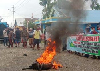 warga Obi mengamuk mereka kecewa dengan PT Harita Gruop (Foto : Istimewa)