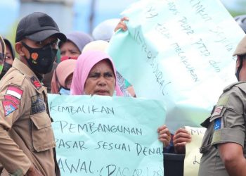 Aksi Unjuk Rasa Pedagang Pasar Higinis di Halaman Kantor Walikota (Foto : Al-Fahd)