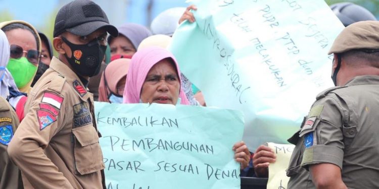 Aksi Unjuk Rasa Pedagang Pasar Higinis di Halaman Kantor Walikota (Foto : Al-Fahd)