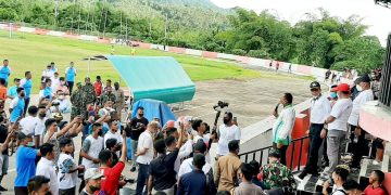 Bupati H. Usman Sidik didampingi Bupati Morotai Benny Laos di Stadion GBK Halsel (Foto : Jaretnews)