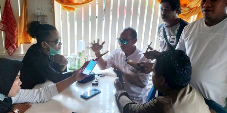 Irham.A. Hanafi saat menyampaikan konfrensi Pers