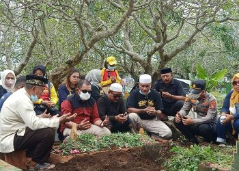 Pembacaan Do'a usai Pemakaman Jenazah tanpa Identitas (c) Jaretnews