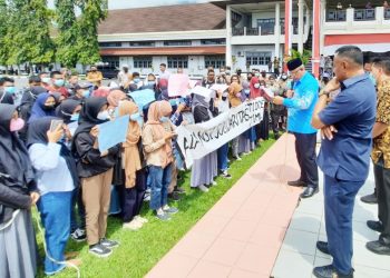 Wali Kota dan Wawali Temui massa aksi di halaman kantor Walikota