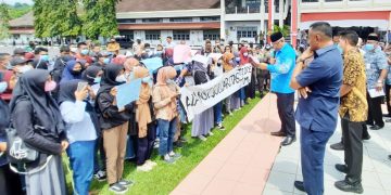 Wali Kota dan Wawali Temui massa aksi di halaman kantor Walikota