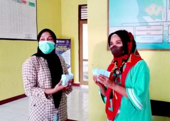 Sekcam Kayoa saat menerima blangko e-KTP dari Dukcapil beberapa bulan lalu