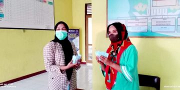 Sekcam Kayoa saat menerima blangko e-KTP dari Dukcapil beberapa bulan lalu