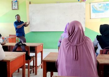 Kepsek SDN 205 Halsel saat rapat bersama orang tua murid