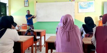 Kepsek SDN 205 Halsel saat rapat bersama orang tua murid