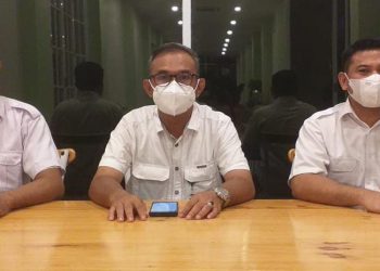 Kepala BWS Malut (tengah) didampingi dua Pejabat BWS saat Memberikan Keterangan Pers (Foto : Istimewa)