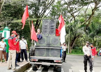 Massa GMNI bersama warga Boso Gane Barat Utara saat mengelar demo di kantor bupati Halsel (Foto : Istimewa)