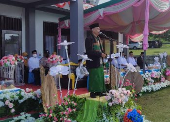 Pimpinan Pondok Pesantren KH An'im Fatahna Jabir Memimpin Upacara Hari Santri (Foto : Alfahd)
