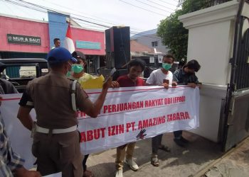Aksi Demo di Kediaman Gubernur Maluku Utara (Foto : Alfahd)
