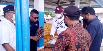 Bupati Halsel H. Usman Sidik, Saat Menyerahkan Berita Acara Penyerahan 1 unit Speed Boat dan Mobil (Foto : Ist)
