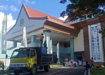 Demonstrasi Mahasiswa Aliansi Perjuangan Masyarakat Obi di Gedung DPRD Malut (Foto : Alfahd)