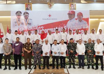 Pose Bersama Ketua Umum PMI Pusat, M. Jusuf Kalla (foto : Dok Adpim)