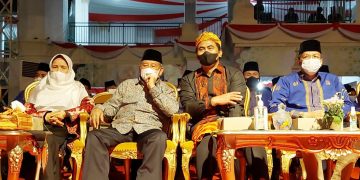 Gubernur Abd Gani Kasuba beserta Ibu Saat Menghadiri MTQ Korps Pegawai RI di Kendari (Foto : Ist)
